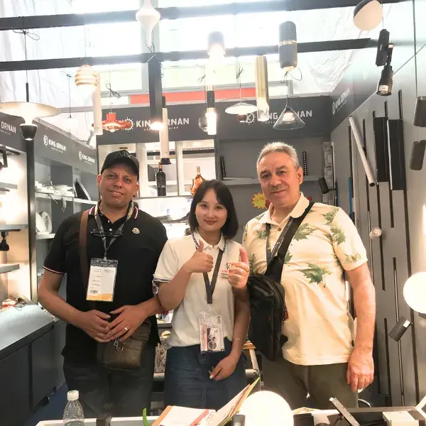 Group photo with customers at kingornan